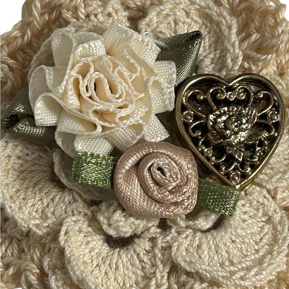 Vintage Handmade Ivory Flower Crocheted Yarn Flower Brooch Pin Preowned - Picture 2 of 10